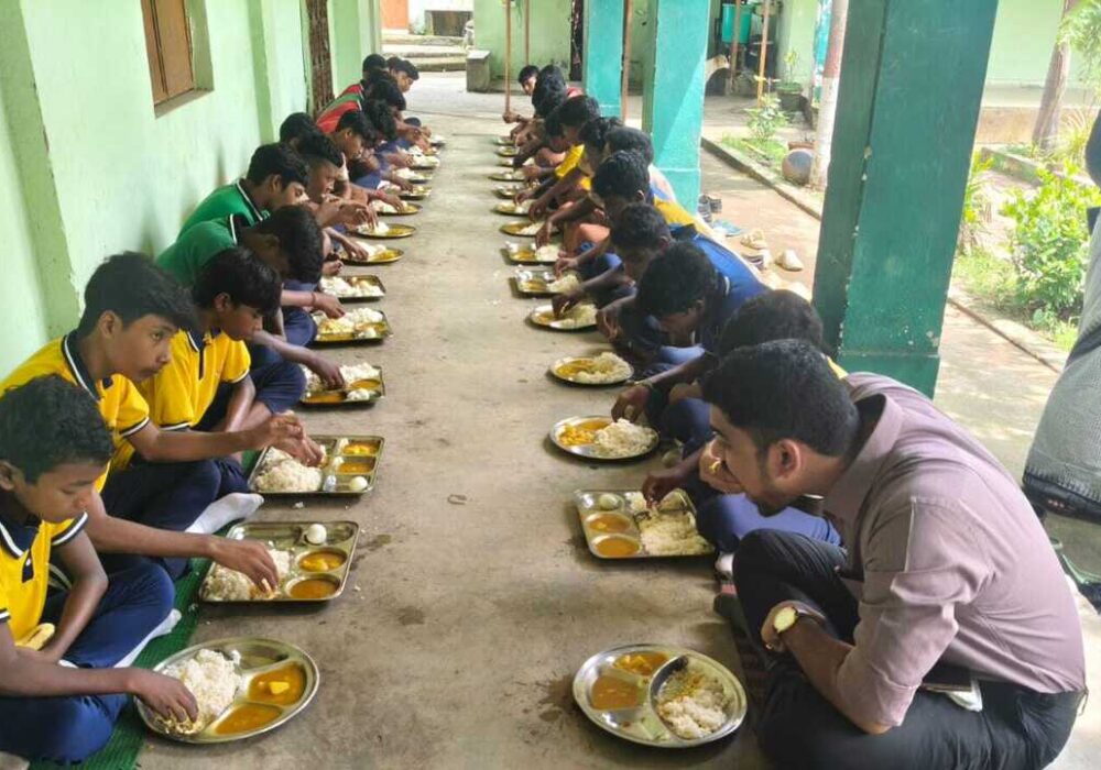 Jharsuguda Collector Evaluates School Meal Quality During Surprise Visit