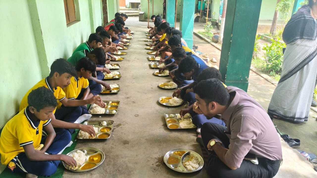 Jharsuguda Collector Evaluates School Meal Quality During Surprise Visit